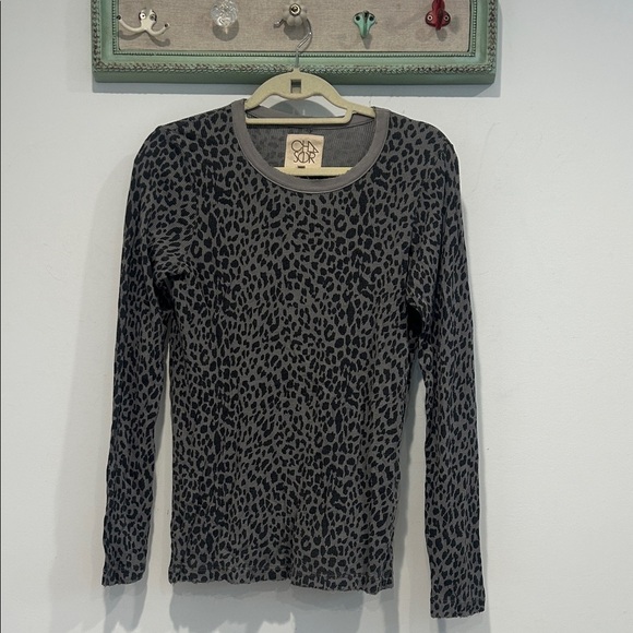 Chaser Gray Leopard Print Long Sleeve waffle knit Tee medium new - Picture 1 of 6